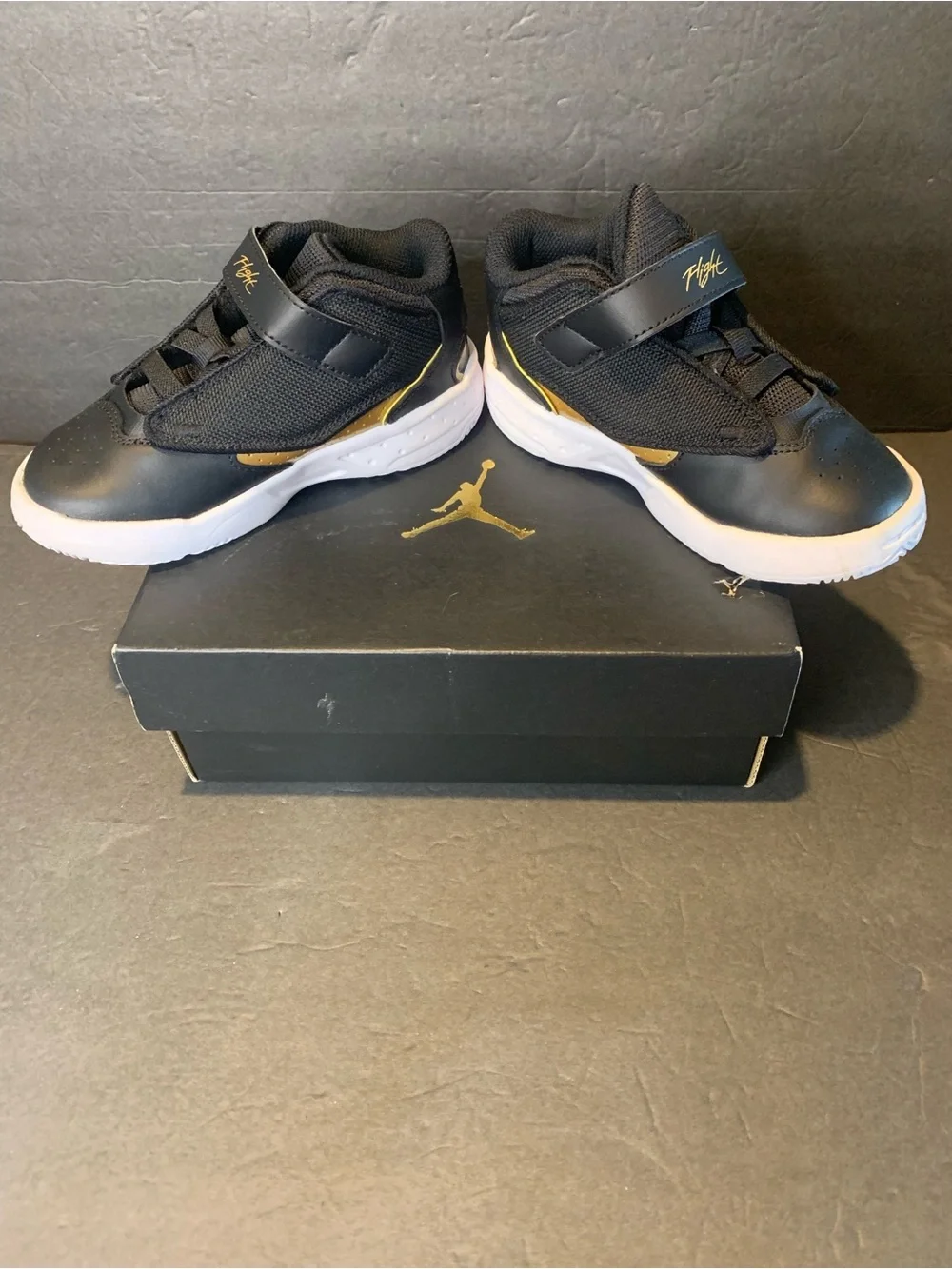 Jordan Max Aura 4 Toddler 10C Basketball Sneakers Black & Gold. NIB